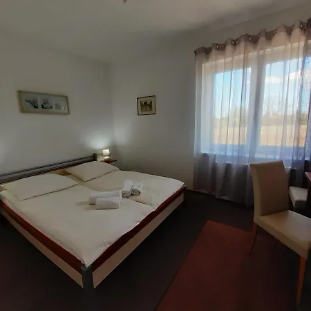 Dworek Natury 住宿加早餐酒店 3*