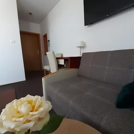 Dworek Natury 住宿加早餐酒店 Strzezenice