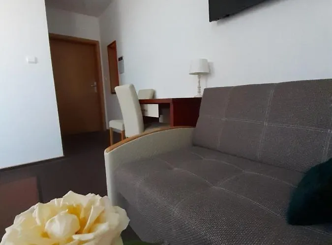 Dworek Natury Bed & Breakfast Strzezenice